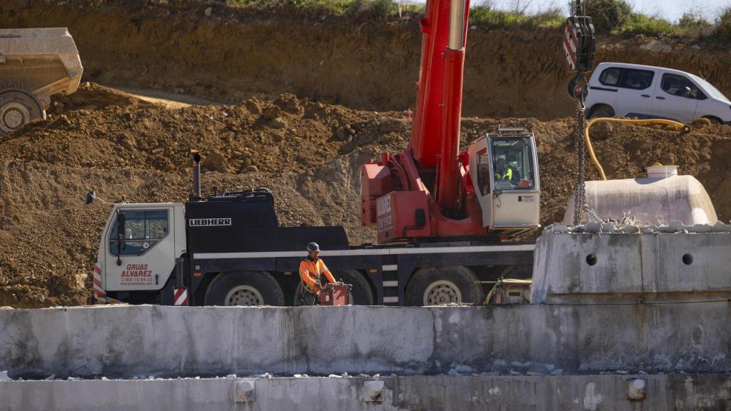 Trabajos de recuperación de la línea de alta velocidad a Málaga, afectada por un desprendimiento de tierras en el punto kilométrico 121 de la línea de AVE Córdoba-Málaga a su paso por el término municipal de Álora, y cuya reapertura no se prevé antes de la última semana de abril.