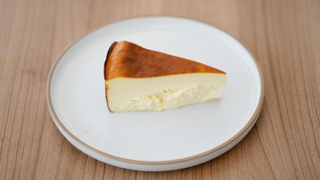 Una porción de tarta de queso.