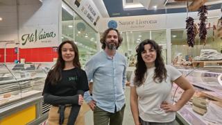 Los responsables de los tres puestos que forman el rincón ecológico del Mercado de Elviña