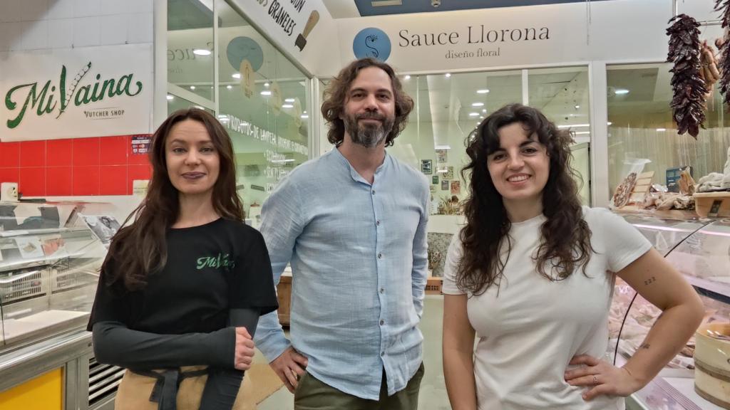 Los responsables de los tres puestos que forman el rincón ecológico del Mercado de Elviña