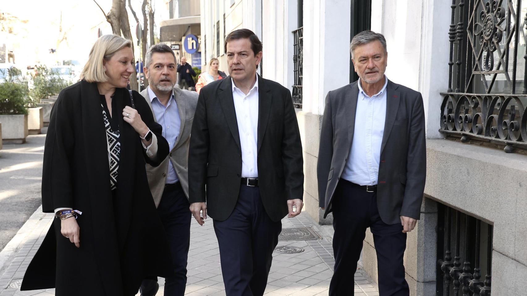 El presidente de la Junta en funciones y candidato del PP a la reelección, Alfonso Fernández Mañueco, a su llegada a la reunión de la Junta Directiva Nacional del PP, este lunes
