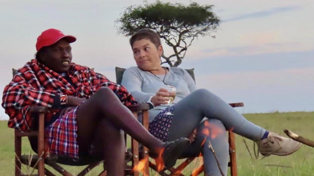 William Kikanae Ole Pere, líder de los masáis, junto con Rosa Escandell, con quien ha creado en 2005 ADCAM.