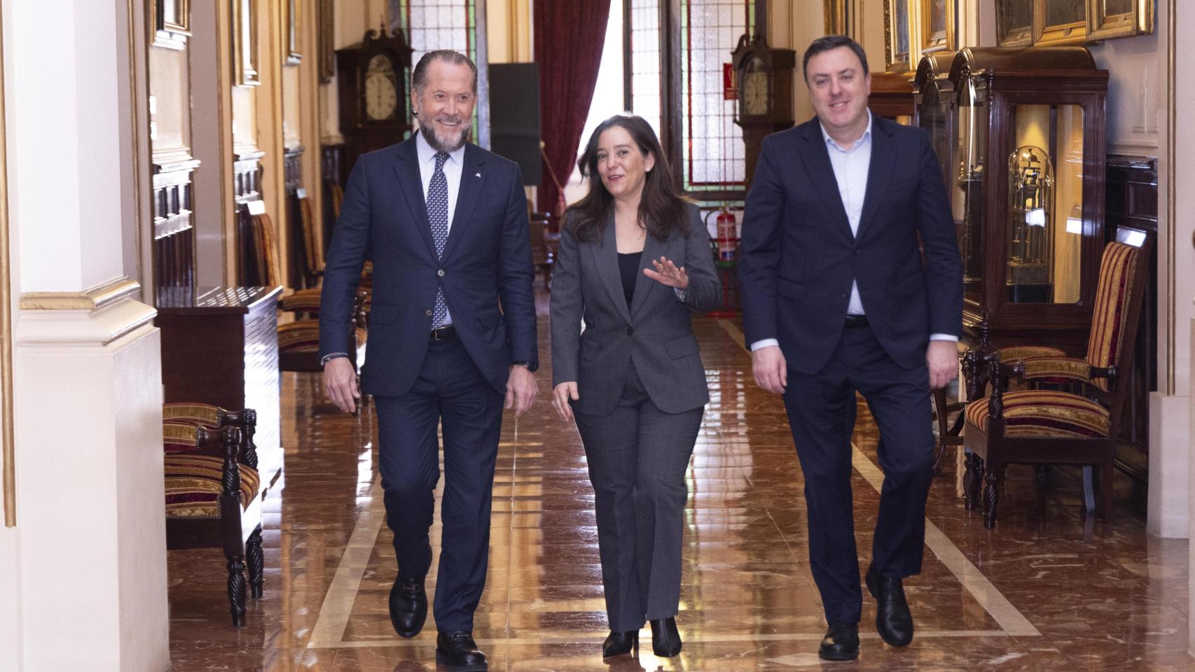 Inés Rey, ayer entre Juan Carlos Escotet y Valentín González Formoso.