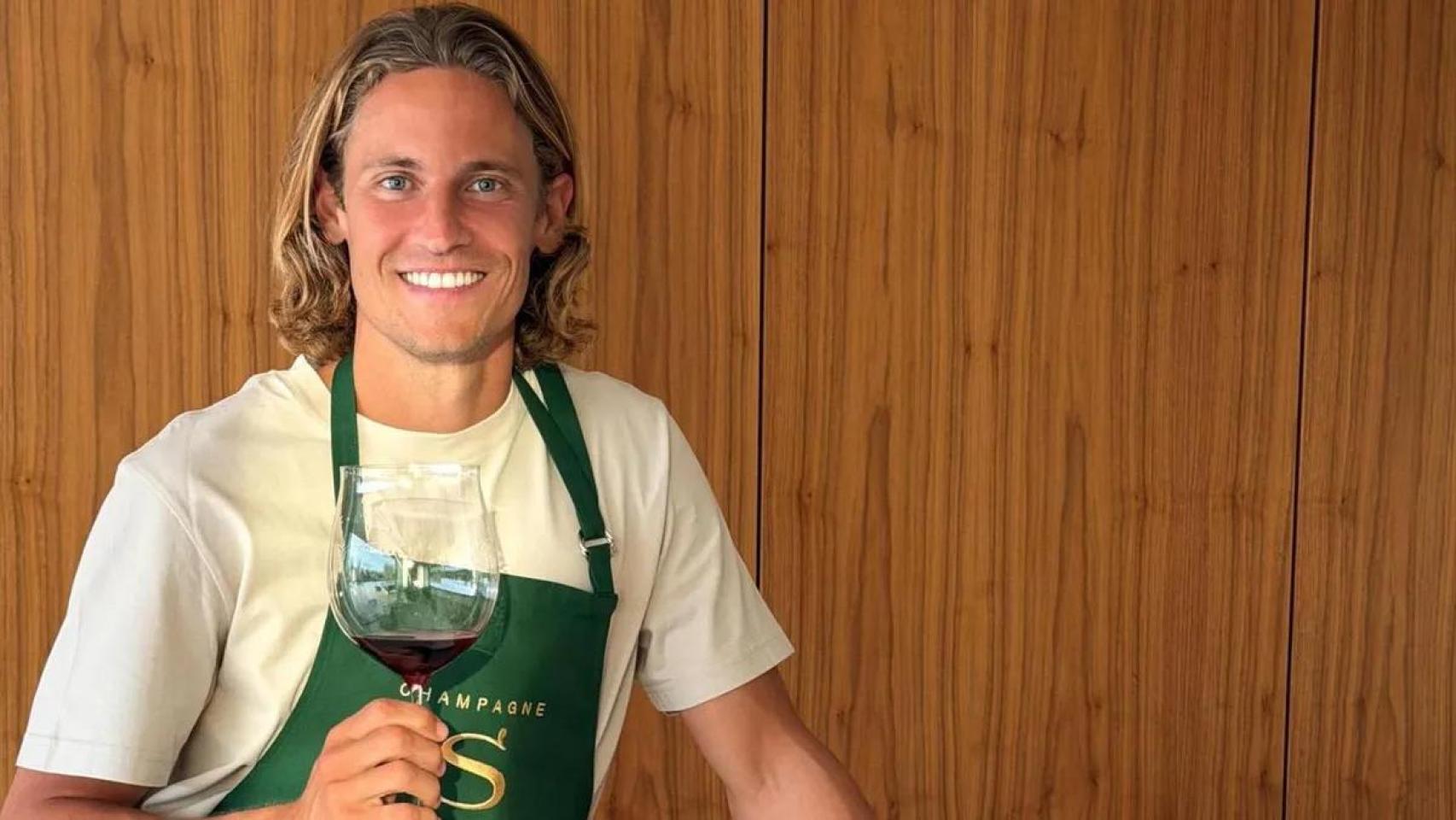 Marcos Llorente sujeta una copa de vino.