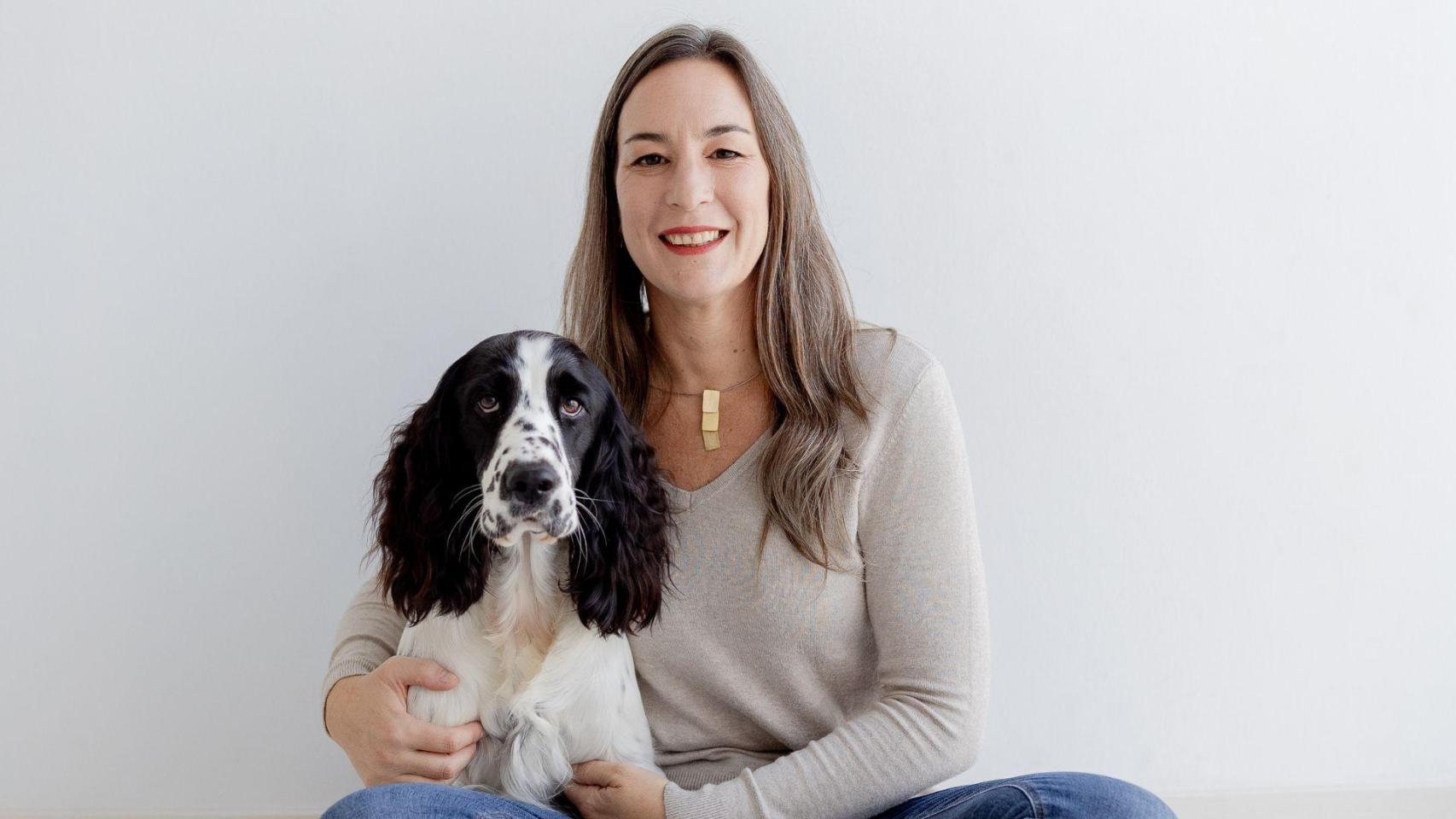 Neus Candela, veterinaria, con un perro.