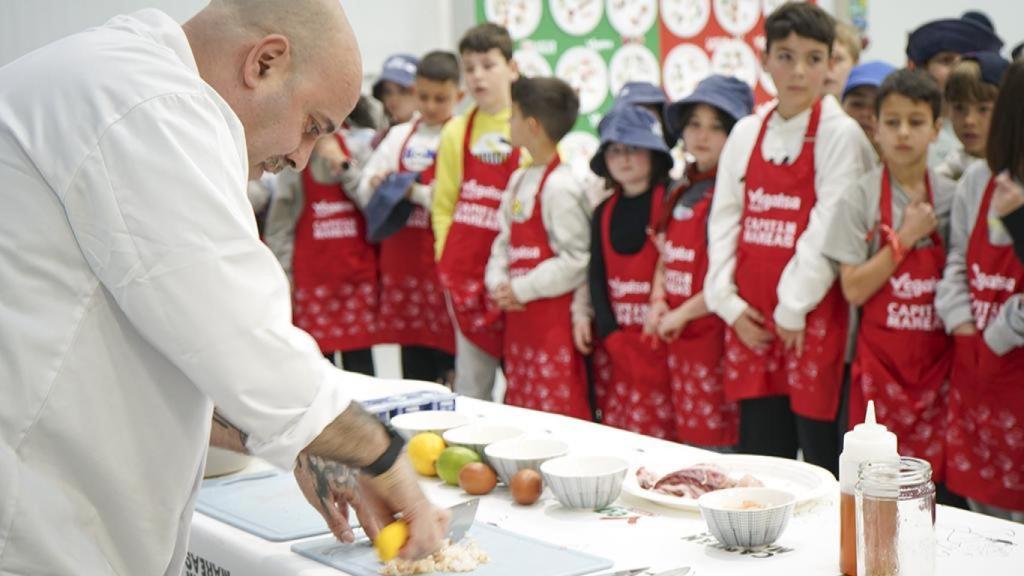 Vegalsa-Eroski promueve en la lonja de Cedeira (A Coruña) el consumo de pescado en los escolares