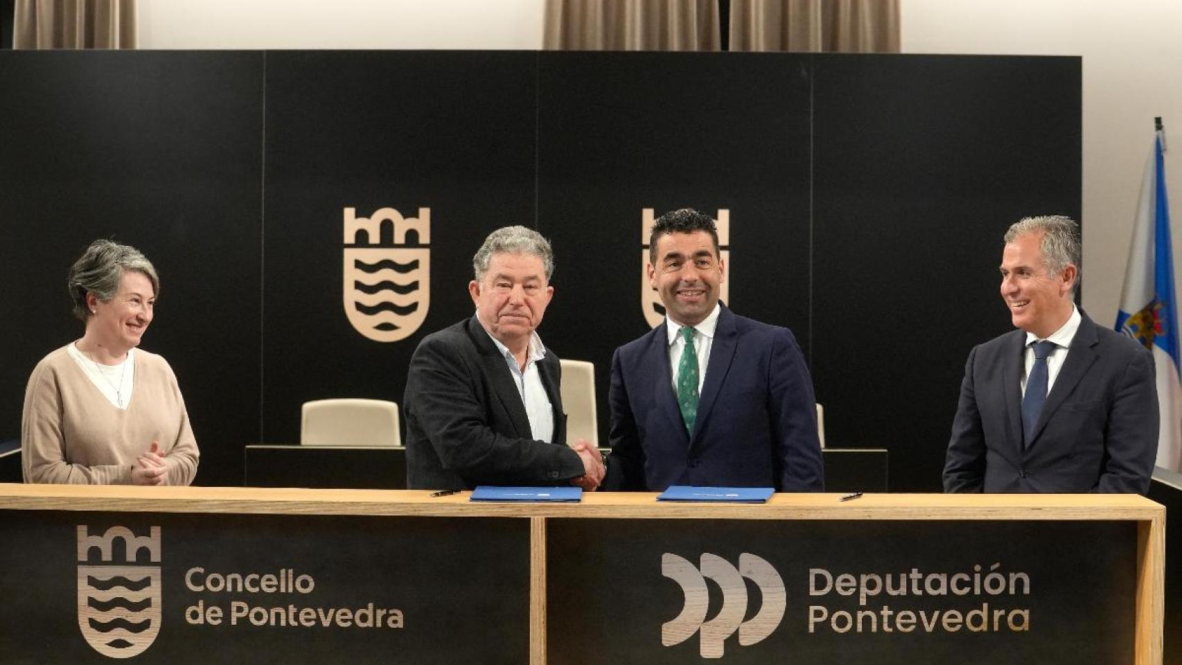 Luis López y  Miguel Anxo Fernández Lores durante la firma de la adenda