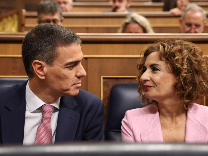 Pedro Sánchez and María Jesús Montero.