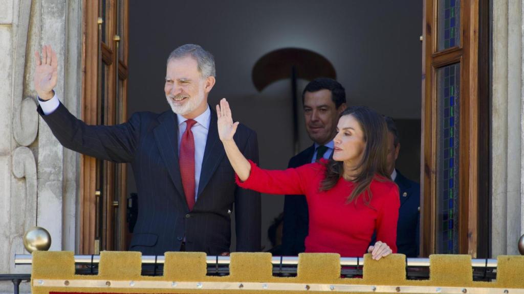 Los reyes, en el balcón.