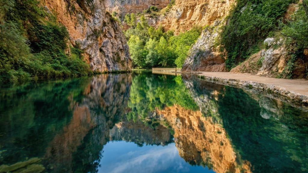 El Lago del Espejo, en la ruta del Monasterio de Piedra (Zaragoza).