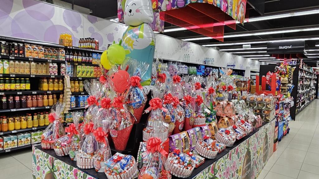 Las cestas de Pascua en el Eroski Center de Arteixo
