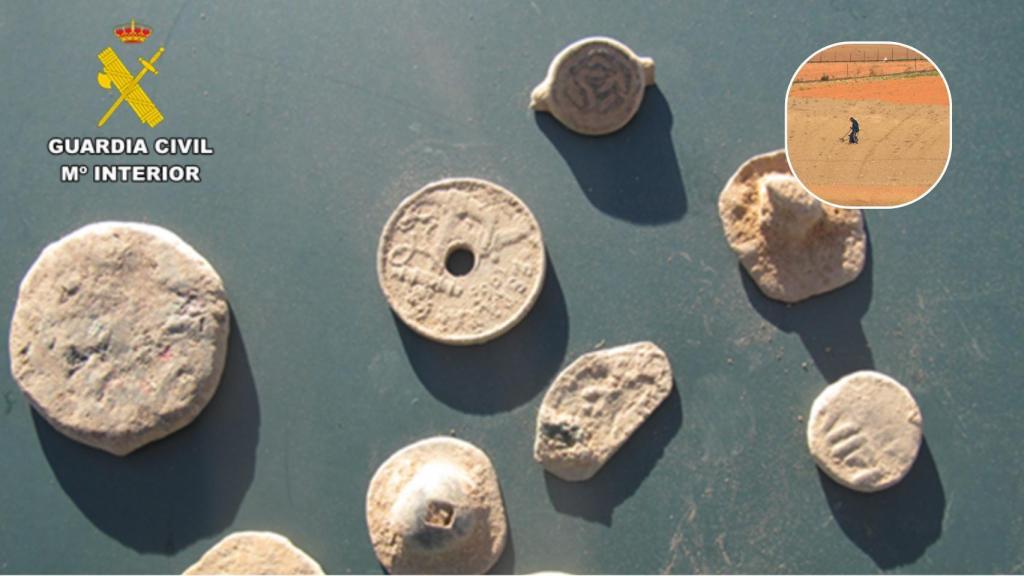 Montaje de los efectos encontrados junto a uno de los condenados.