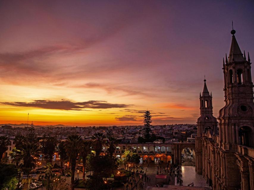 Atardecer en Plaza de Armas de Arequipa.