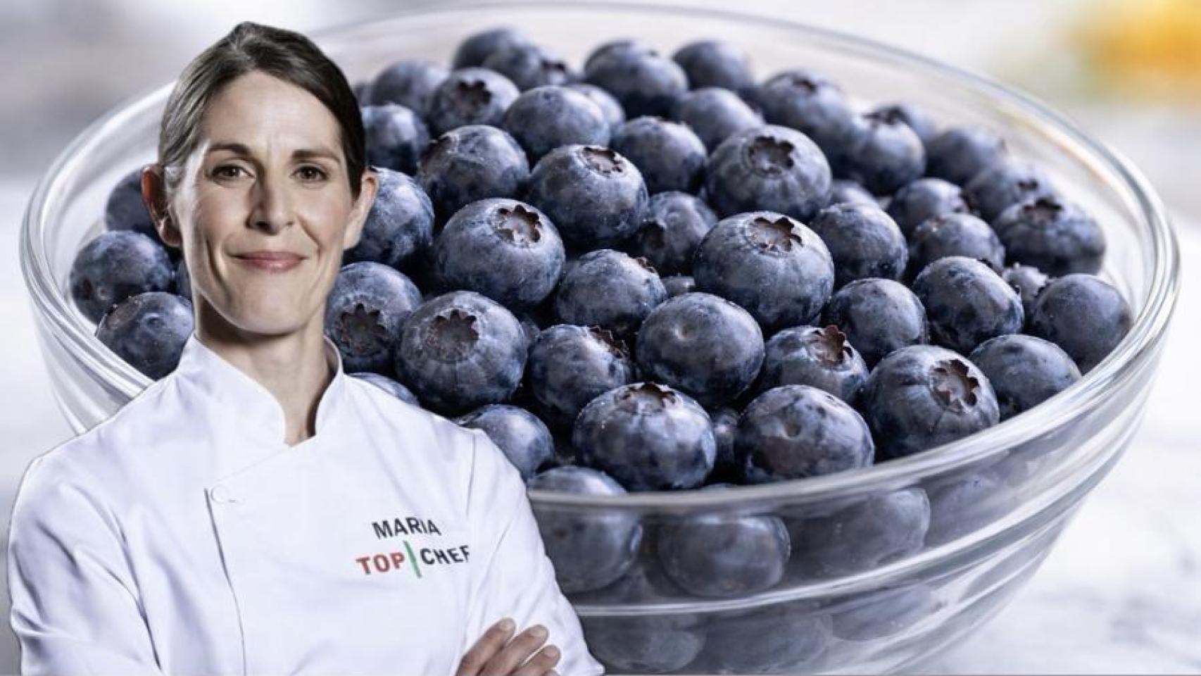 María Pespín junto a un bol con arándanos.