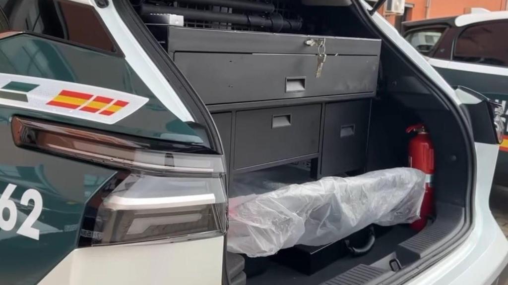 Uno de los pocos coches patrulla de la Guardia Civil equipado con un armero.