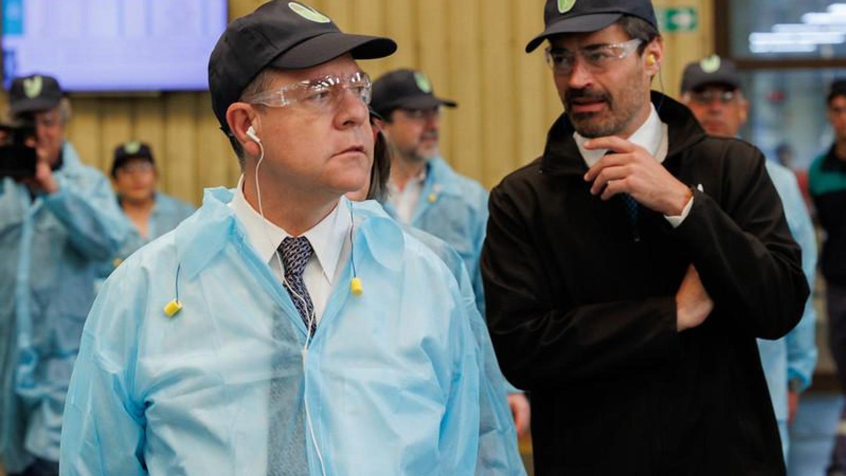 El presidente de Castilla-La Mancha, Emiliano García-Page, durante su visita a la planta de Vidrala en Caudete junto al CEO de la empresa, Raúl Gómez.