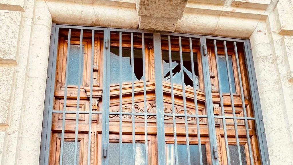 El cristal roto por la mascletà. Europa Press