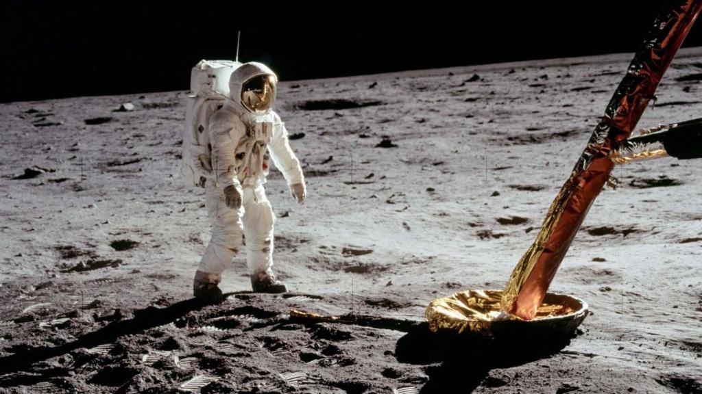 El astronauta de la NASA Buzz Aldrin en la superficie lunar durante la misión Apolo 11.