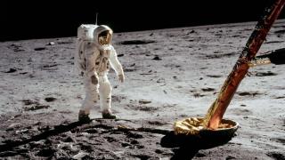 El astronauta de la NASA Buzz Aldrin en la superficie lunar durante la misión Apolo 11.