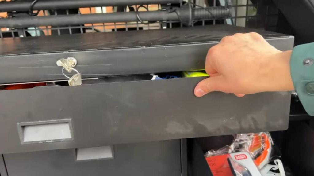 Una imagen detalle de un armero homologado para transportar fusiles de asalto.