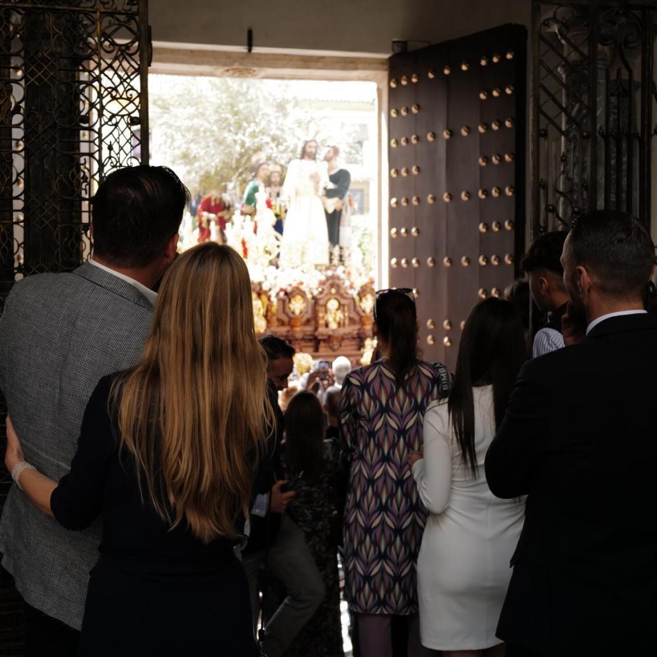 Una procesión vista desde el interior del Palacio de Villapanes.