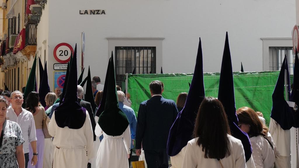 Una procesión que pasa por la fachada del Palacio de Villapanes.