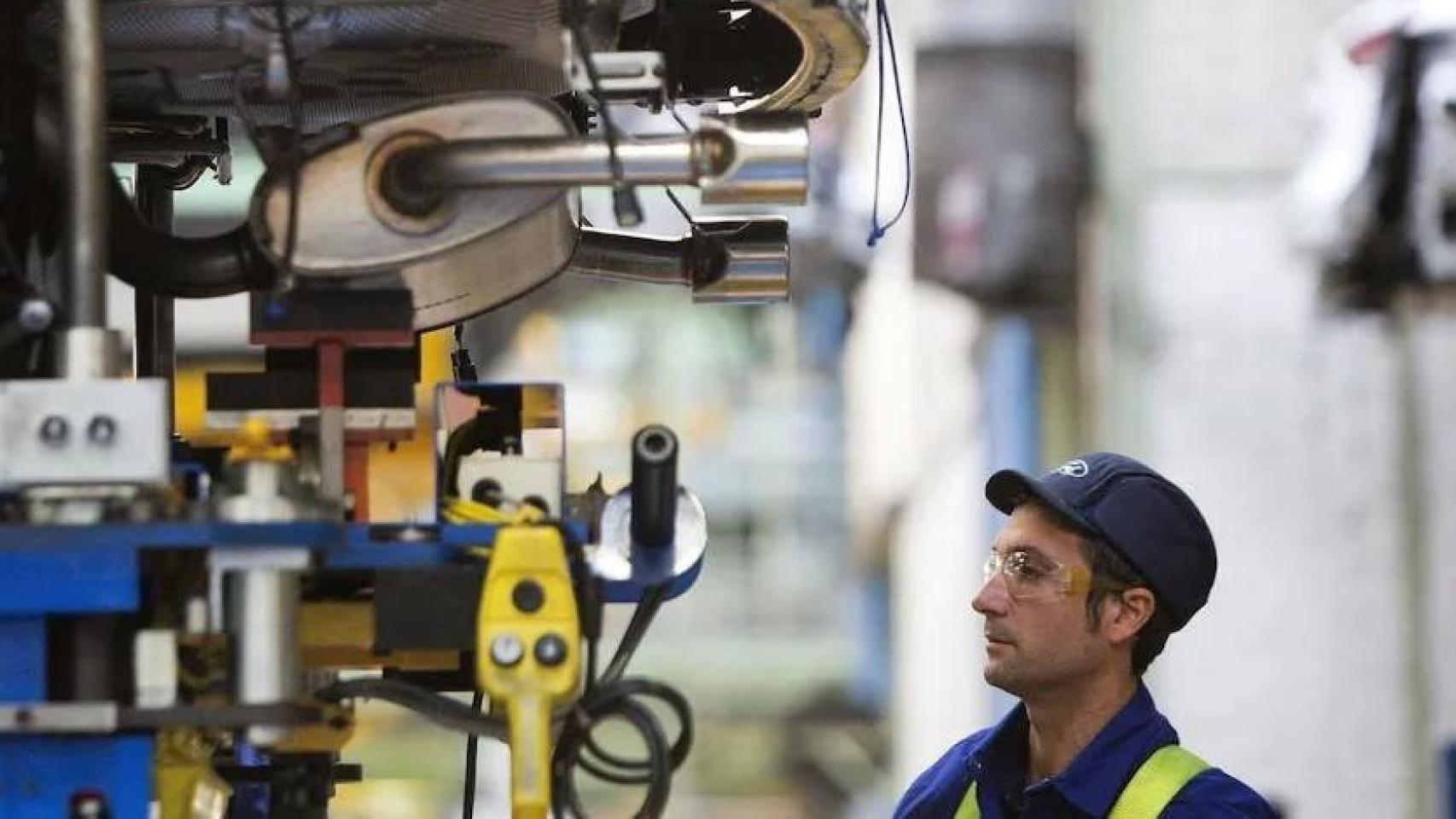 Un trabajador en la factoría de Almussafes.