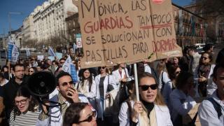 Médicos manifestantes durante la concentración con motivo de la huelga médica y facultativa, a 16 de marzo de 2026, en Madrid .
