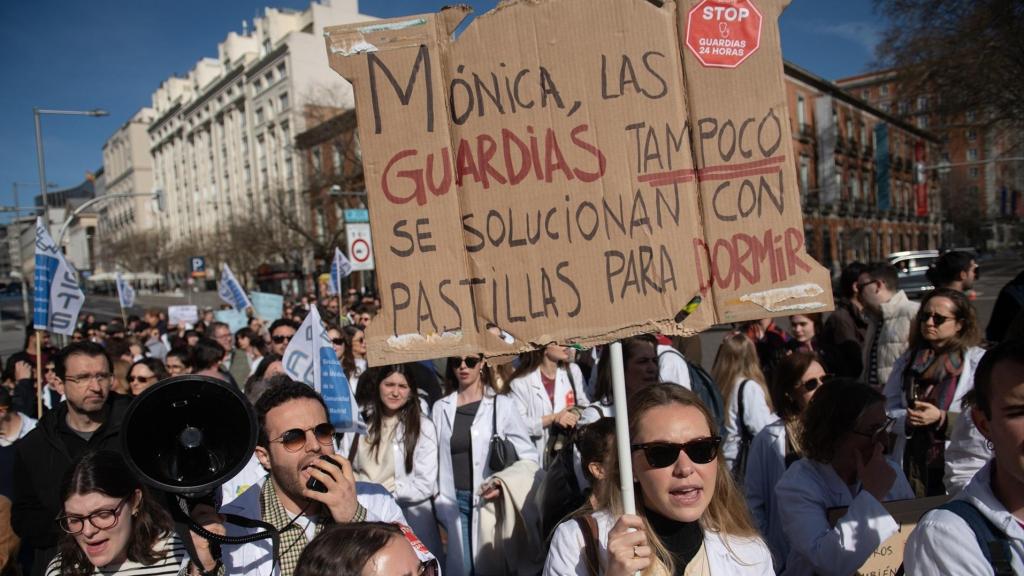Médicos manifestantes durante la concentración con motivo de la huelga médica y facultativa, a 16 de marzo de 2026, en Madrid .