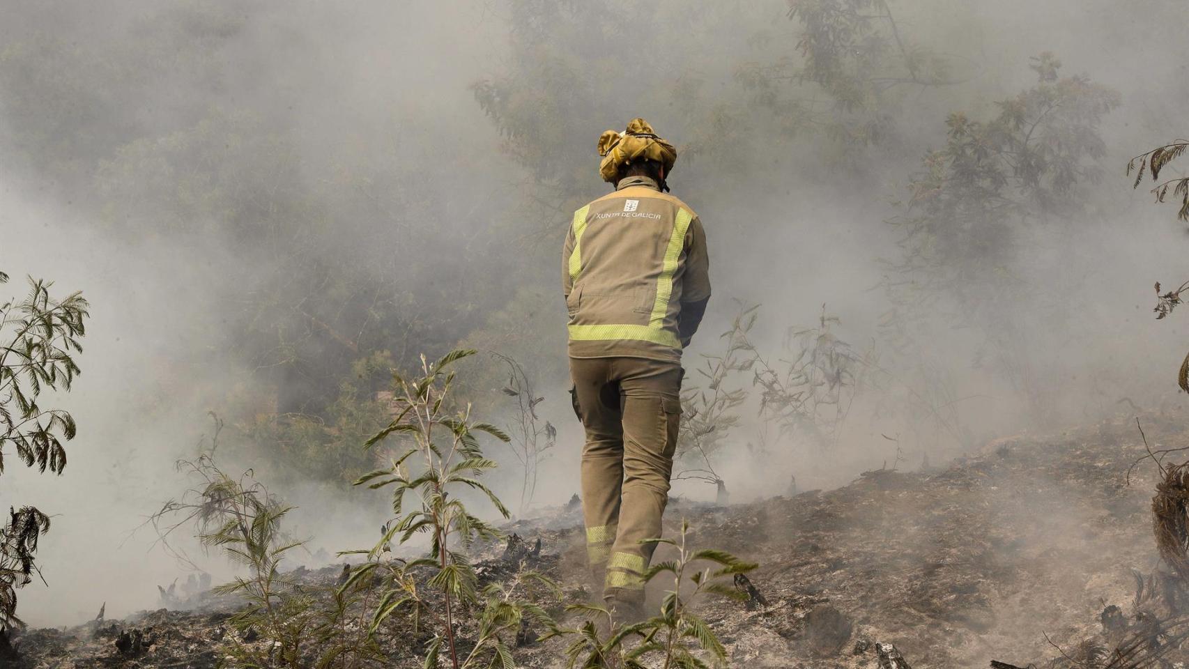 Efectivos de emergencias realizan labores de extinción del incendio de Pantón, a 22 de septiembre de 2025, en Pantón, Lugo (España)