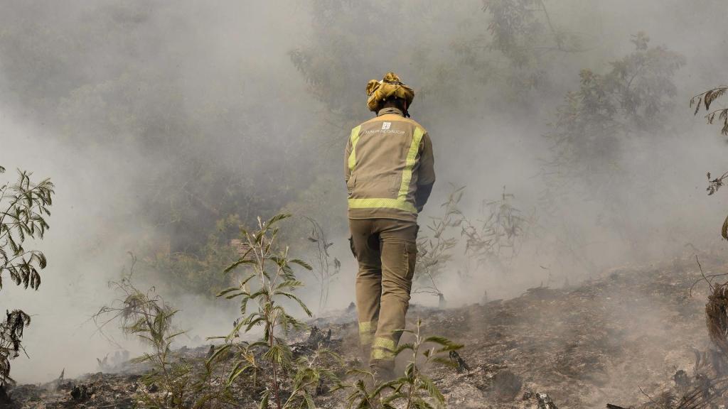 Efectivos de emergencias realizan labores de extinción del incendio de Pantón, a 22 de septiembre de 2025, en Pantón, Lugo (España)