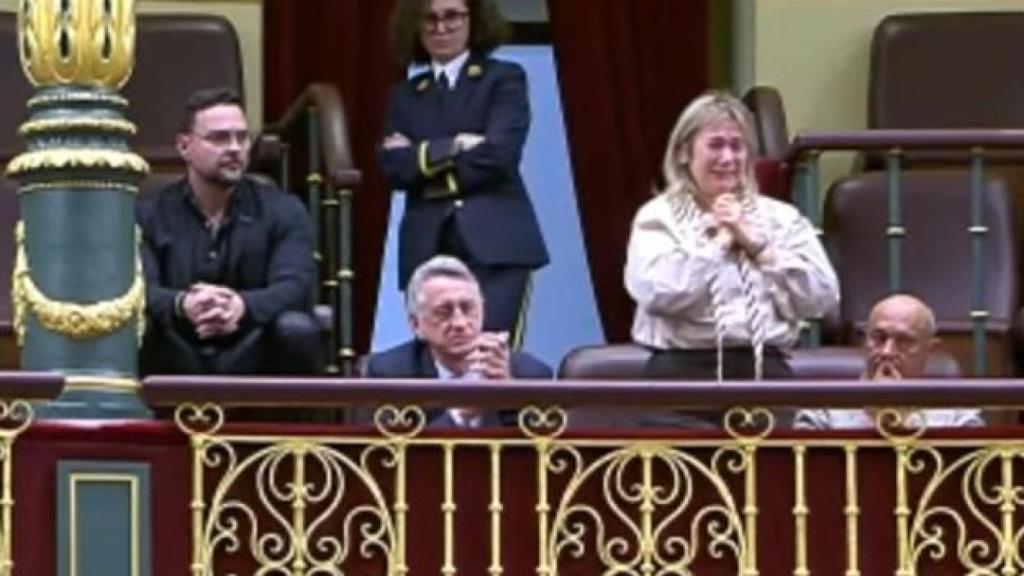 La madre de Marta Calvo, Marisol Burón, agradece emocionada la ovación de la bancada del PP.