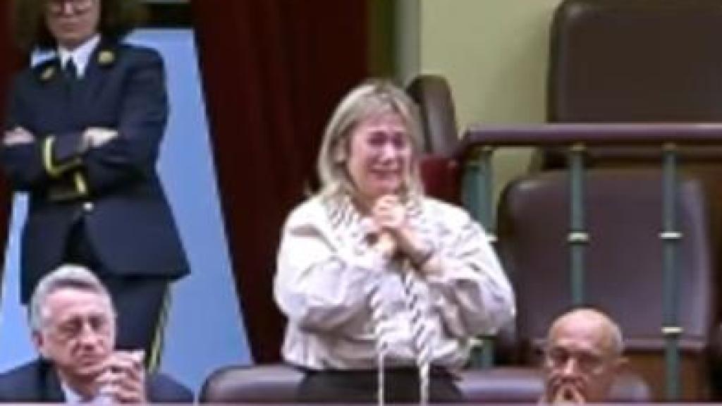 La madre de Marta Calvo, Marisol Burón, agradece emocionada la ovación de la bancada del PP.