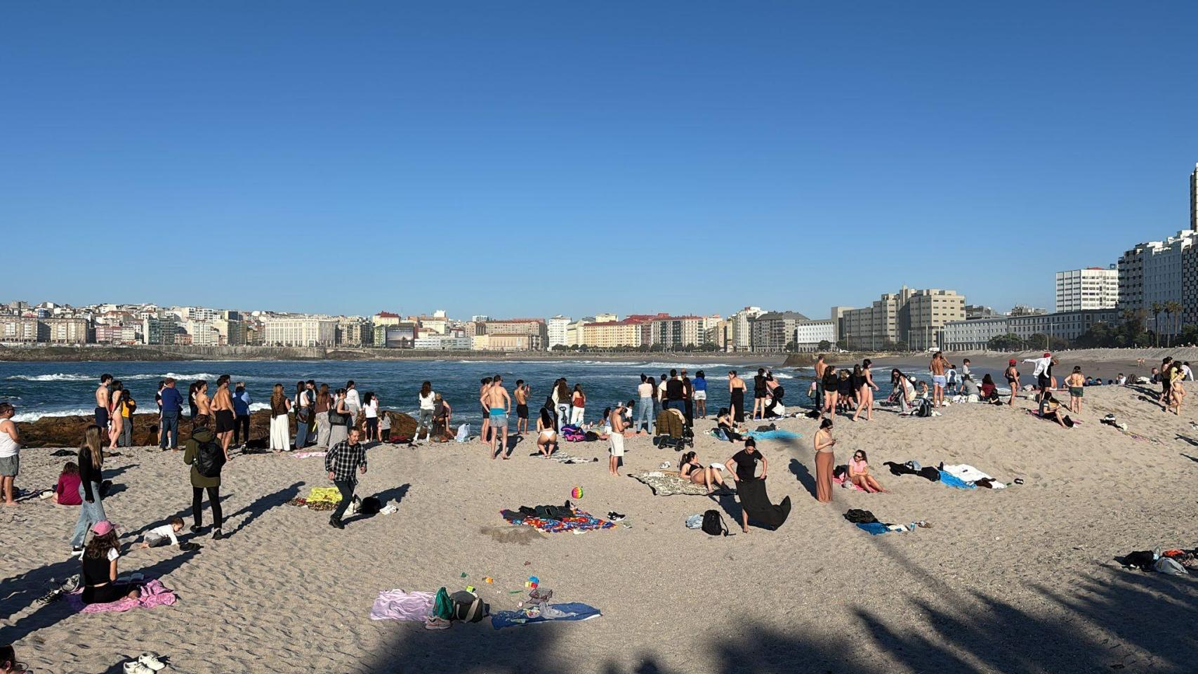 Imagen de la playa de Riazor esta tarde tras el operativo de rescate.