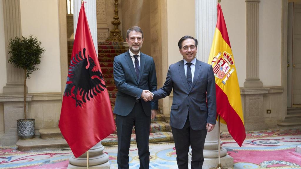 El ministro de Asuntos Exteriores, Unión Europea y Cooperación, José Manuel Albares, con su homólogo el ministro de Europa y Asuntos Exteriores de Albania, Ferit Hoxha. Palacio de Viana, Madrid.