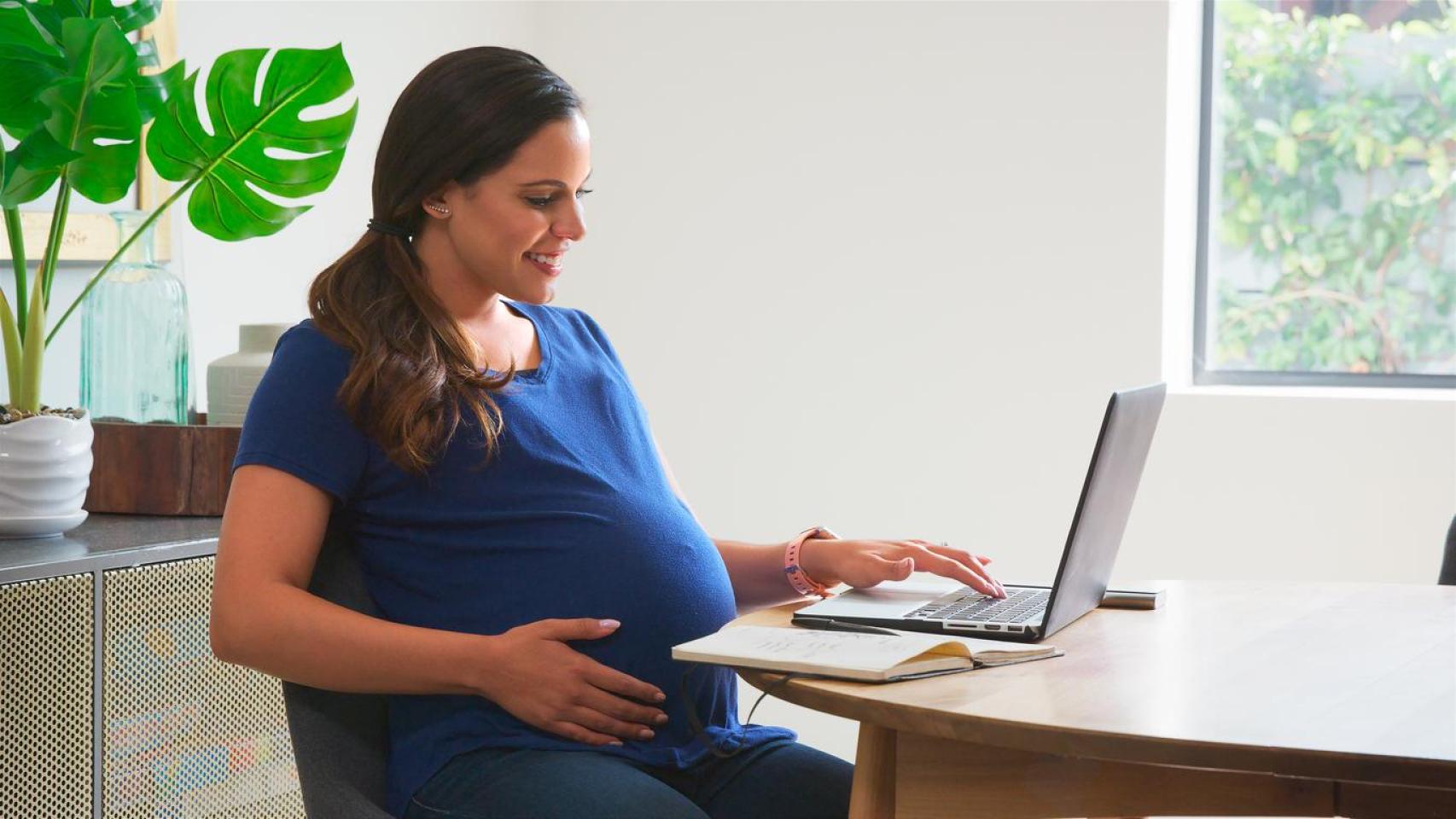 Imagen de una mujer de baja por maternidad.