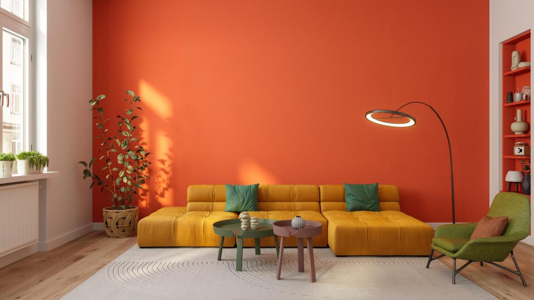 Salón moderno con pared en color naranja.