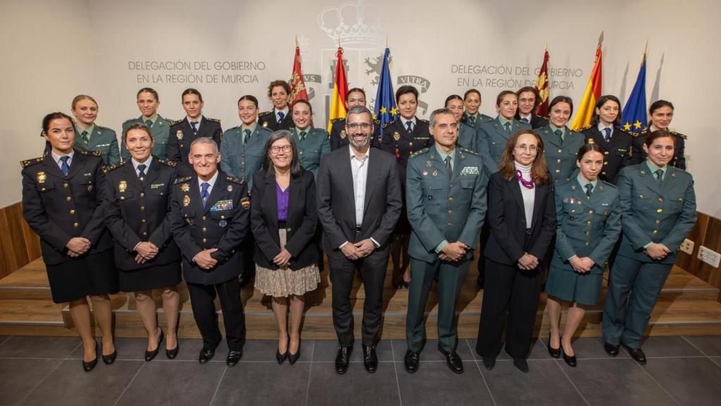 Francisco Lucas, delegado del Gobierno en Murcia, junto a mandos y miembros de la Policía Nacional y la Guardia Civil.