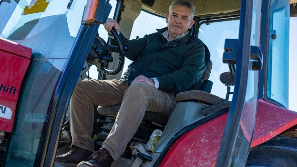 Santiago Lucas-Torres a bordo de un tractor.