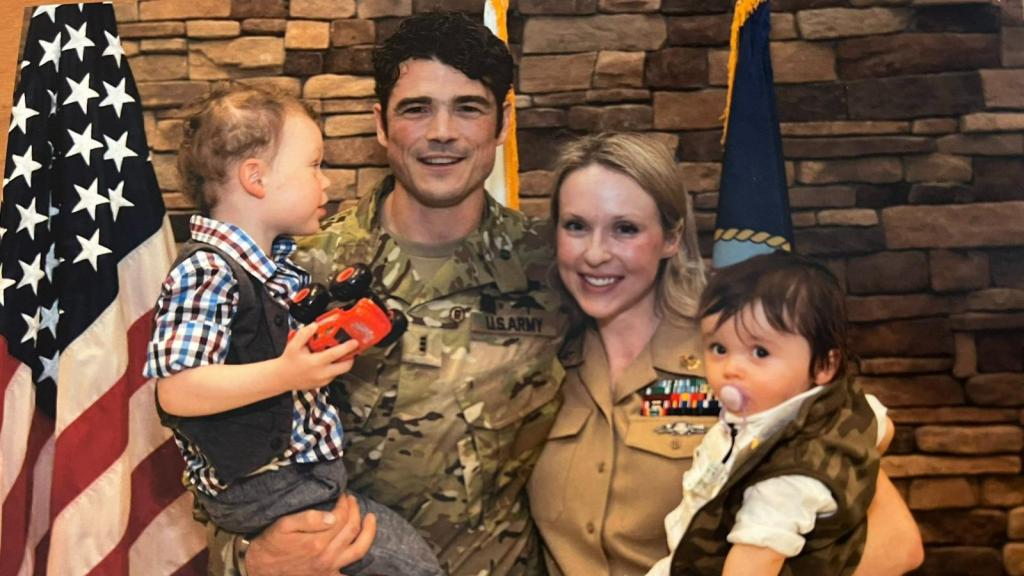 Joe Kent, en una foto de archivo con su mujer y sus dos hijos.