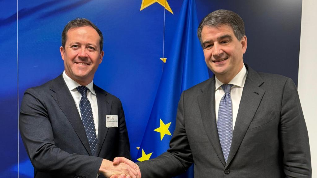 El alcalde de Toledo, Carlos Velázquez junto a vicepresidente de la Comisión Europea y comisario responsable de Fondos y Reformas, Raffaele Fitto.