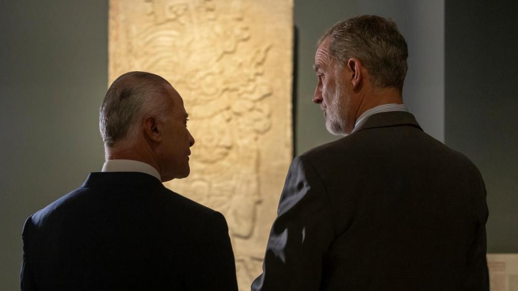 El rey Felipe VI y el embajador de México en España, Quirino Ordaz, en el Museo Arqueológico Nacional.