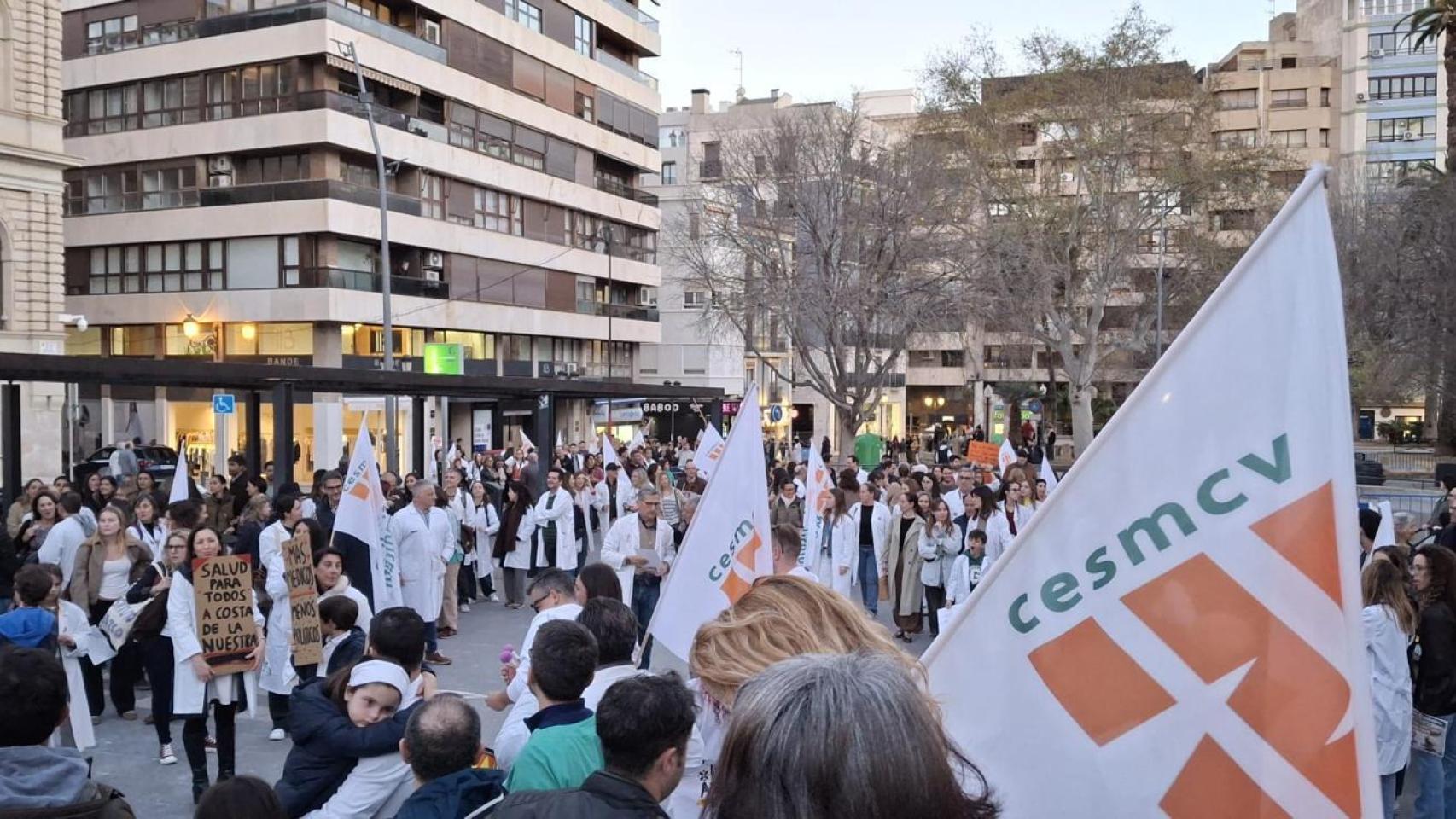 Decenas de médicos protestan en las calles de Alicante.