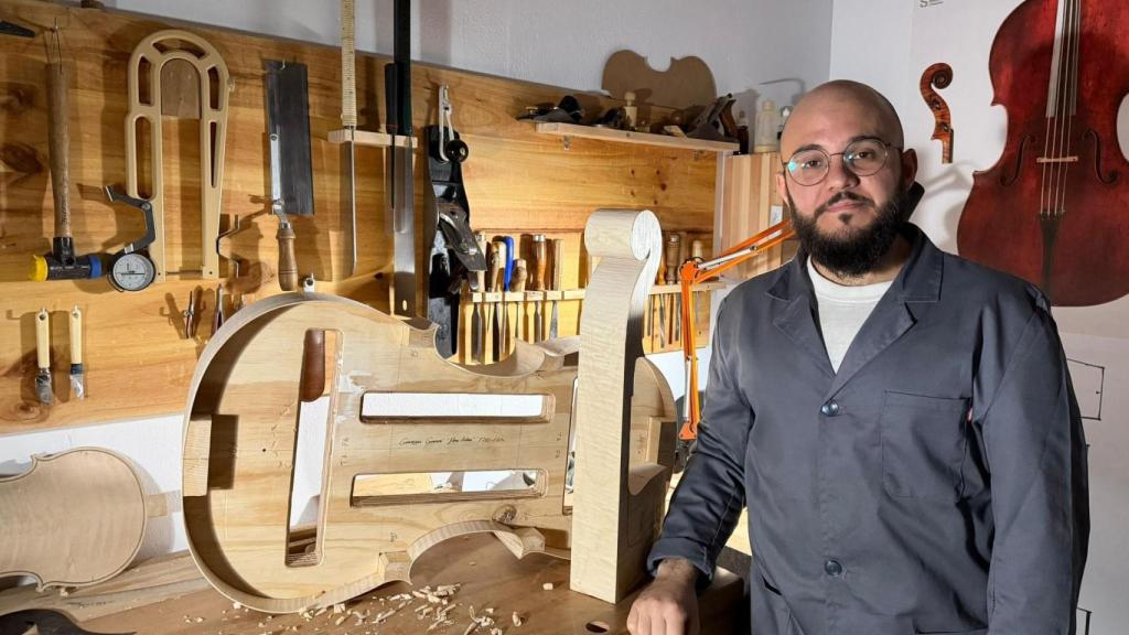 Adrián Pereiro, luthier de cuerda frotada de Cambre (A Coruña): Cada pieza es completamente única