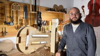 Adrián Pereiro, luthier de cuerda frotada de Cambre (A Coruña): Cada pieza es completamente única