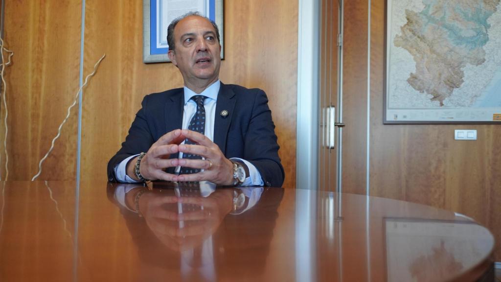 El consejero en funciones, en su despacho, durante la entrevista.