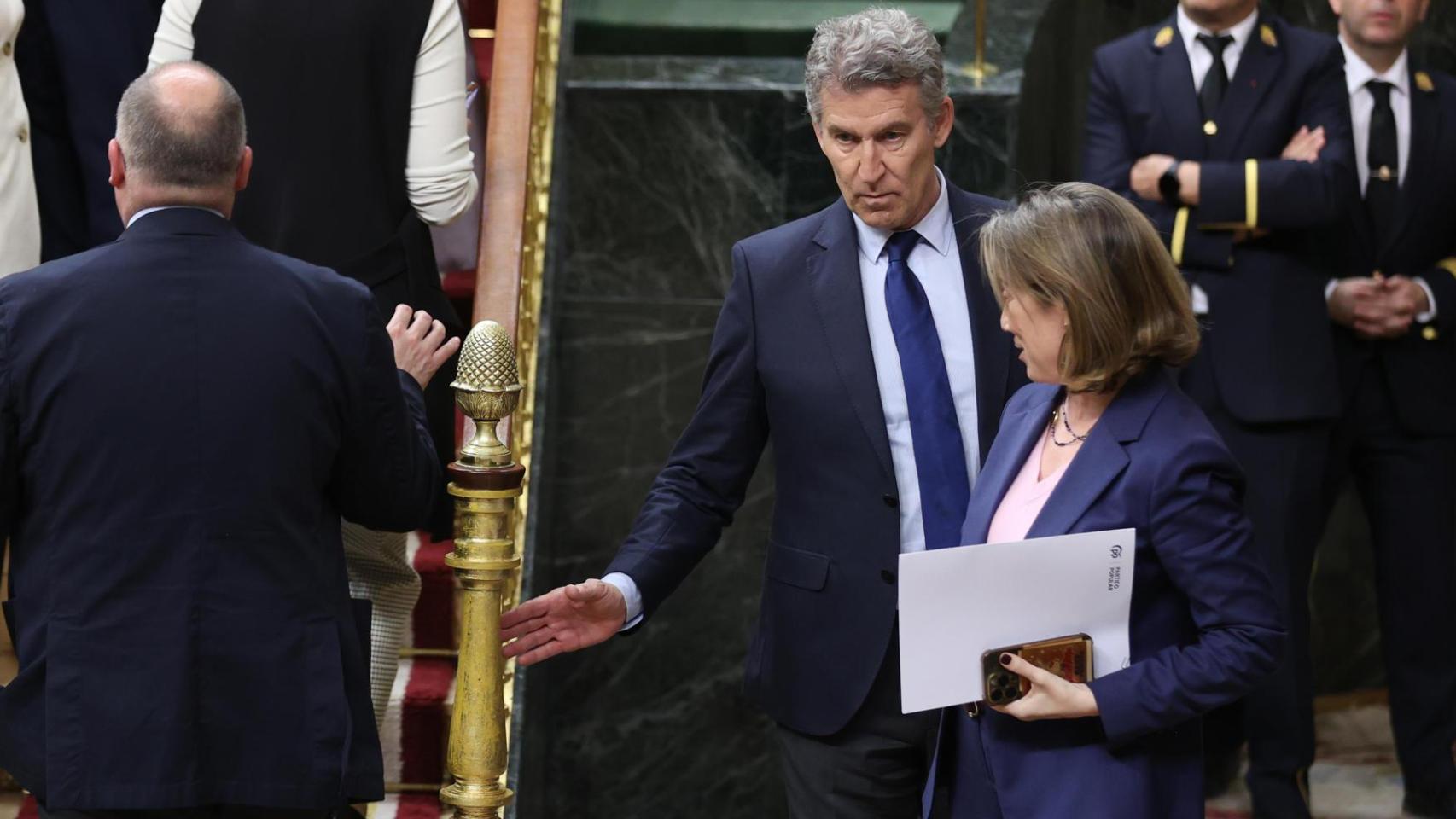 El líder del PP, Alberto Núñez Feijóo, este martes en el Congreso, junto a Cuca Gamarra.