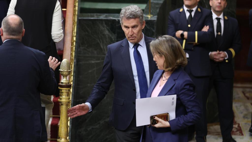 El líder del PP, Alberto Núñez Feijóo, este martes en el Congreso, junto a Cuca Gamarra.