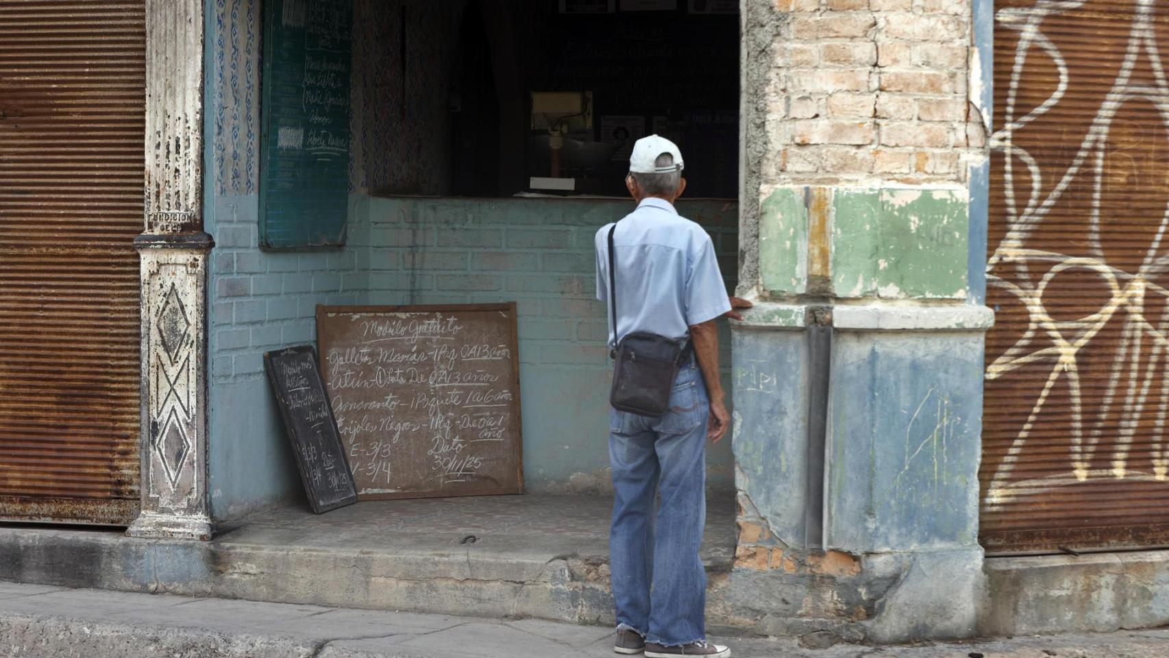 Una persona observa una lista de productos en una bodega este lunes, en La Habana (Cuba)