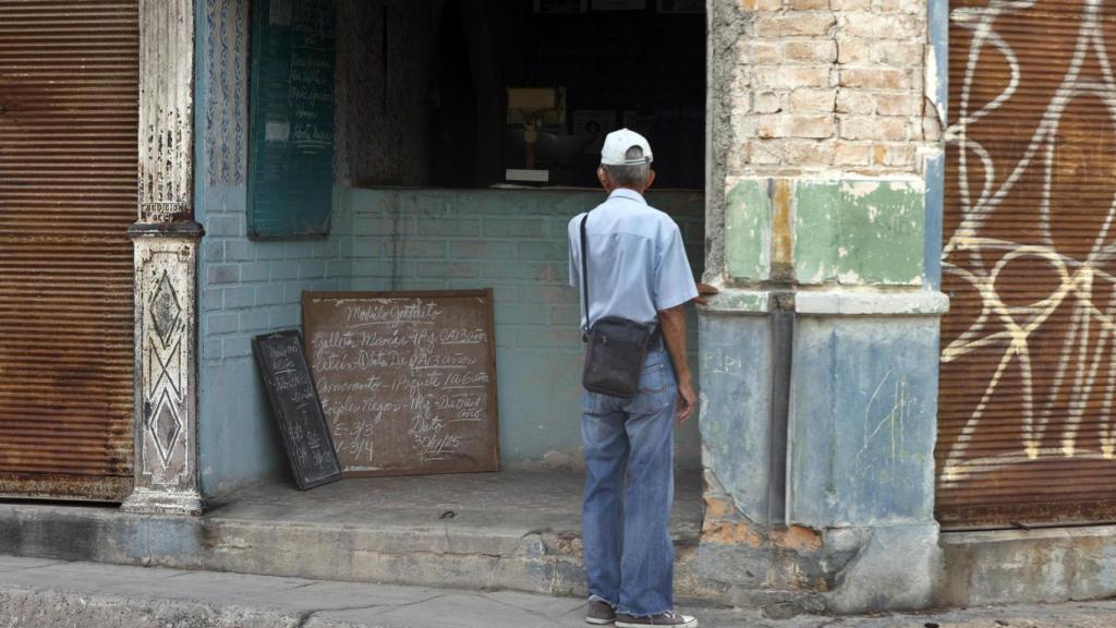 Una persona observa una lista de productos en una bodega este lunes, en La Habana (Cuba)